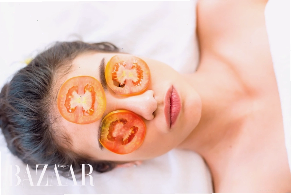 Trị thâm quầng mắt sau 1 đêm bằng cà chua