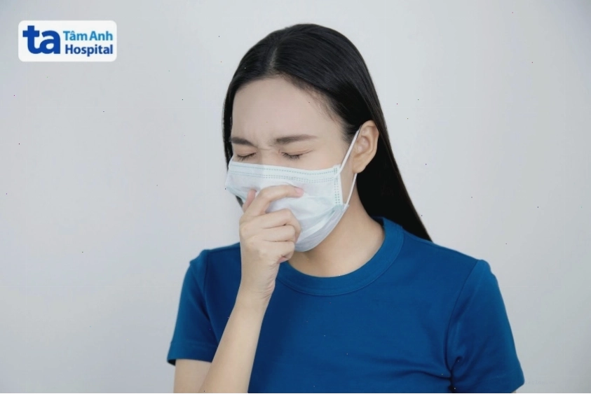 Triệu chứng viêm phổi do Mycoplasma bao gồm ho và sổ mũi