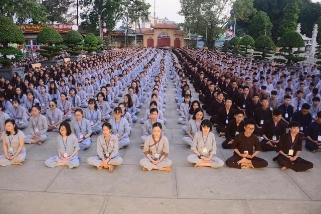 Tượng Phật uy nghiêm tại Chùa Hoằng Pháp