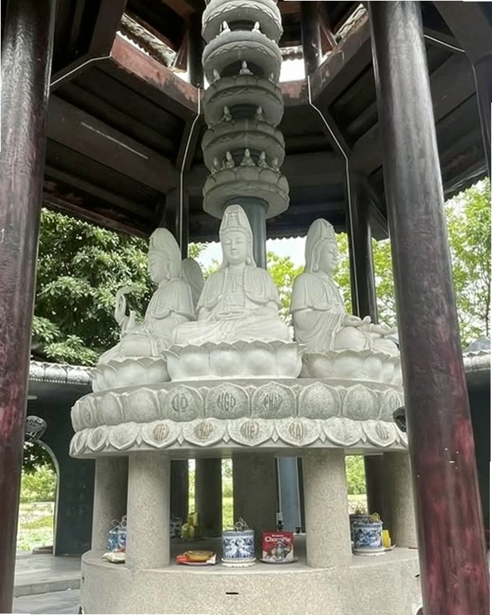 Tượng Phật uy nghiêm trong khuôn viên chùa