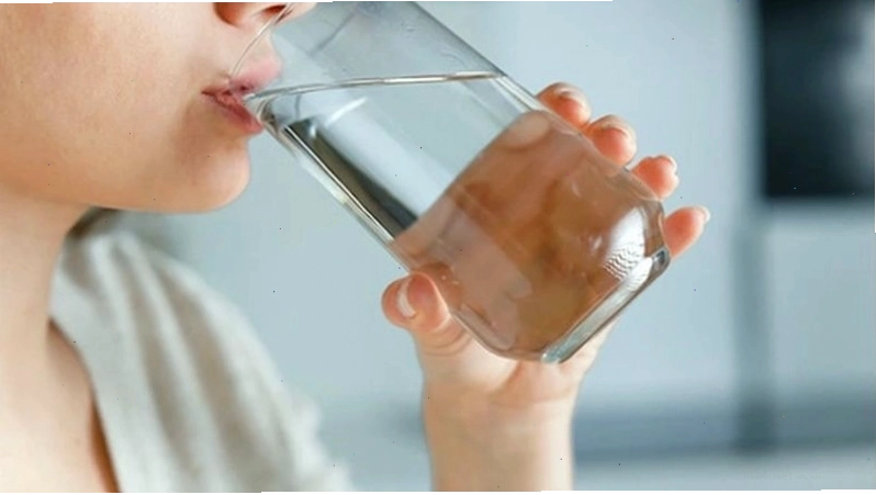 Uống đủ nước giúp giảm đau bụng kinh
