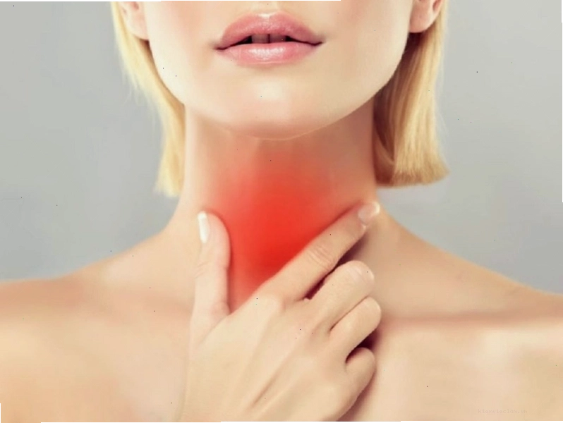 Uống nước ấm để chữa hóc xương cá tại nhà