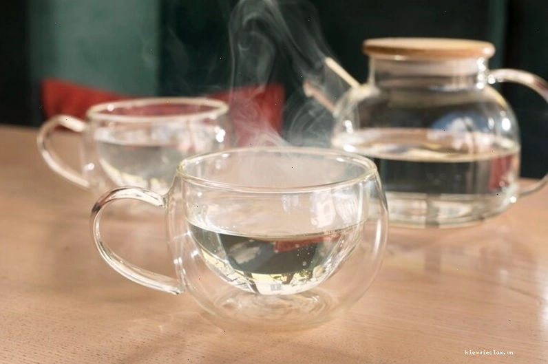 Uống nước ấm giúp làm dịu cảm giác vướng cổ họng