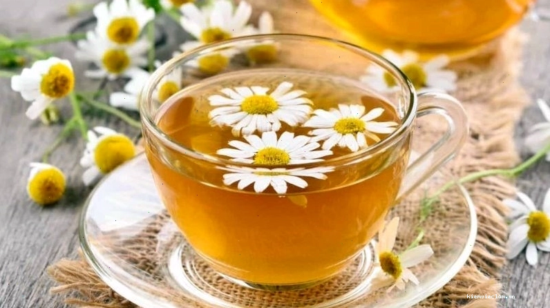 Uống trà hoa cúc để cải thiện triệu chứng đầy bụng