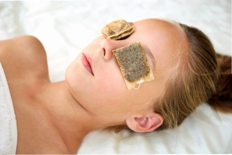Vệ sinh mắt hàng ngày bằng nước muối sinh lý
