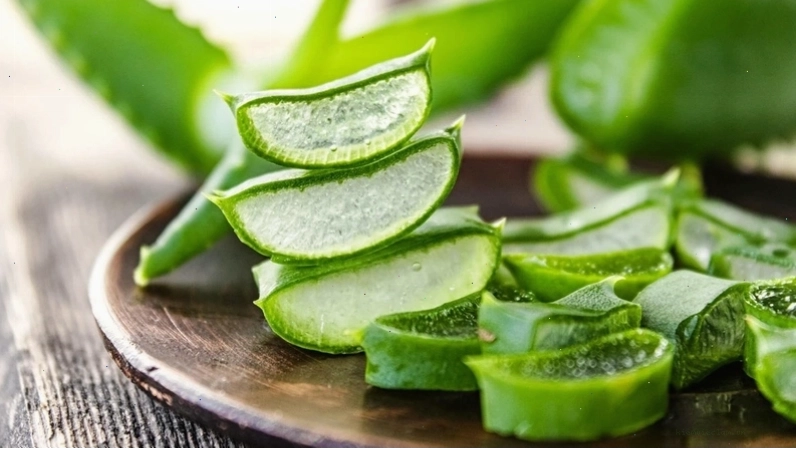 Vệ sinh mụn đầu đinh bằng nước muối ấm