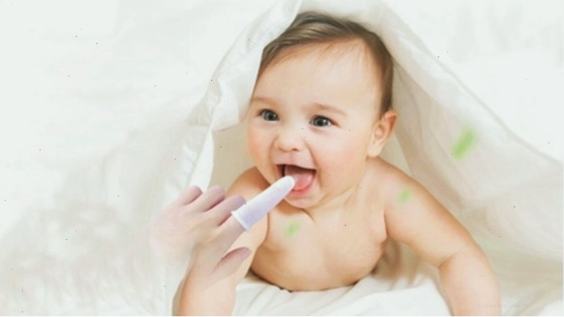 Vệ sinh nướu cho trẻ để giảm sốt mọc răng