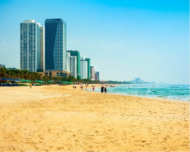 Vịnh Lan Hạ Hải Phòng với hàng trăm đảo đá vôi và làn nước trong xanh