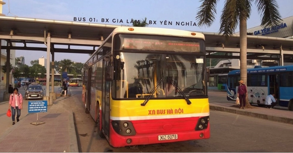 Xe buýt di chuyển tại khu vực bến xe Yên Nghĩa