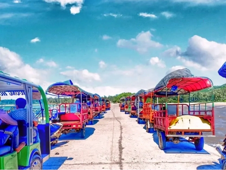Xe tuk tuk trên đảo Quan Lạn