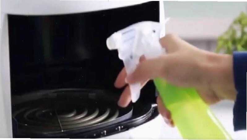 Xịt dung dịch baking soda vào thanh làm nóng nồi chiên không dầu