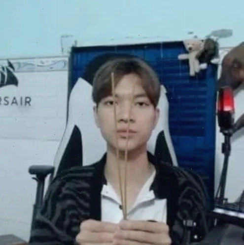 Meme chế nét mặt hiền lành pha hài khiến ai cũng dịu lại liền