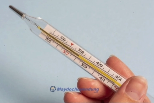 Sử dụng nhiệt kế thủy ngân để đo nhiệt độ của nước
