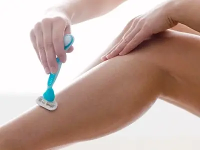 Nhổ lông chân có bị sao không và cách xử lý an toàn