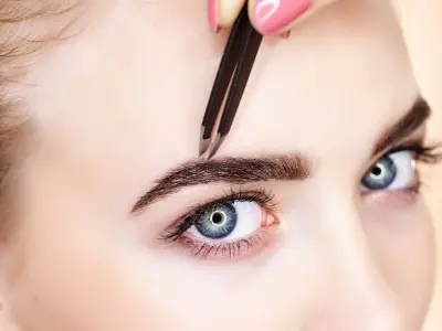 Nhổ lông mày có bị sao không và cách xử lý an toàn