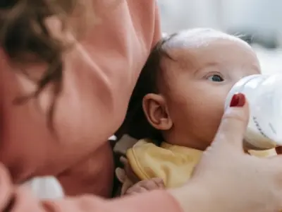 Sữa mẹ được hình thành như thế nào? Nhận biết màu của sữa mẹ tốt