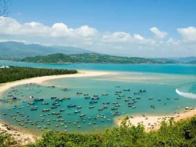 Khám phá bãi biển Từ Nham bình yên và trong xanh