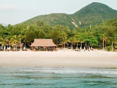 Bãi biển Nhũ Tiên Nha Trang: Viên ngọc hoang sơ và bình yên